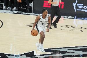迈克·布朗：福克斯是可以改变比赛走势的球员 他的未来不可估量