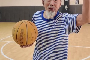 73岁勾手张大爷，展示三分十个连投，最后十中八，厉害了视频封面
