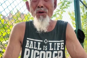 73岁大爷分享苦练勾手的经历，从年轻时到年老，最终练成一手绝活视频封面